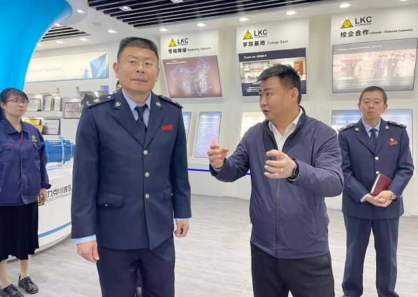 国产精品嫩草影院免费液壓3.jpg