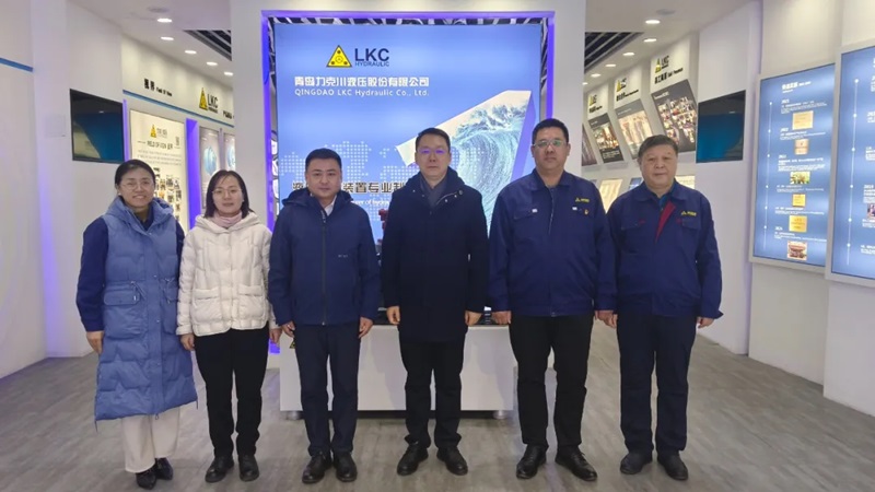 高新區工委委（wěi）員、管委副主任張建軍一行蒞臨青島国产精品嫩草影院免费液壓（yā）股份有限公司調研指（zhǐ）導1.jpg